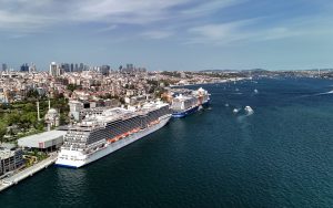 İstanbul Boğazı’nda eşsiz bir manzara: İki dev kruvaziyer gemisi havadan görüntülendi