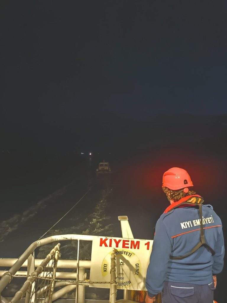 Çanakkale Boğazı’nda makine arızası yapan tekne yedeklenerek çekildi