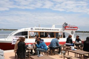 Samsun Kurupelit Yat Limanı’nda Balık-Ekmek Teknesi Hizmete Girdi