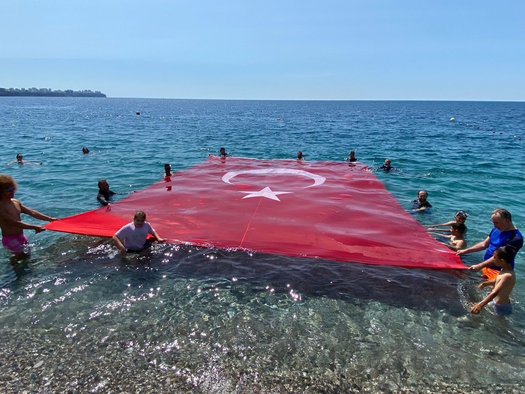 Antalya’da 19 Mayıs Coşkusu: Denizde Dev Türk Bayrağı Açtılar