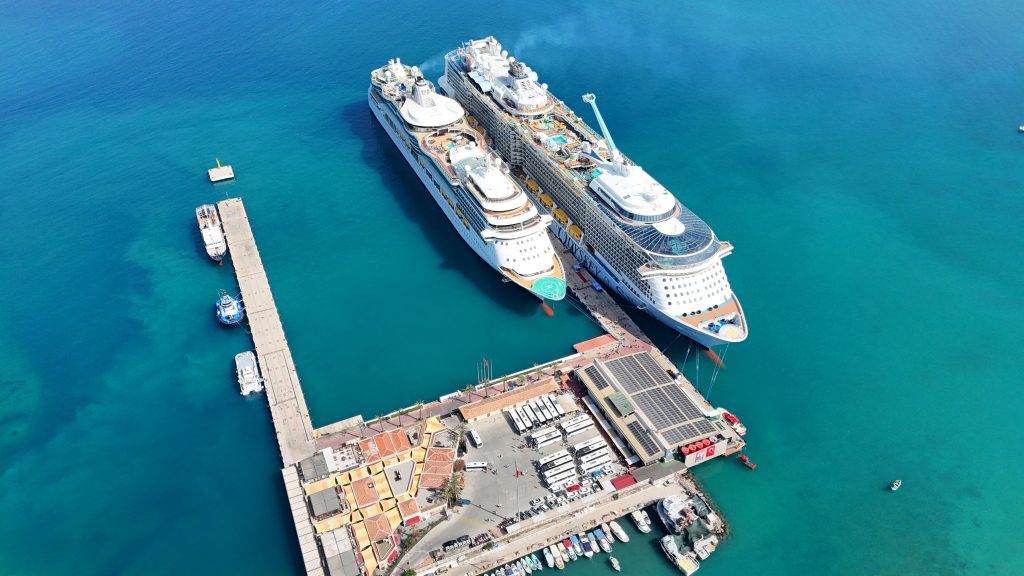 Kuşadası’na İki Kruvaziyerle 6.409 Turist Geldi: Esnaf Bayram Etti