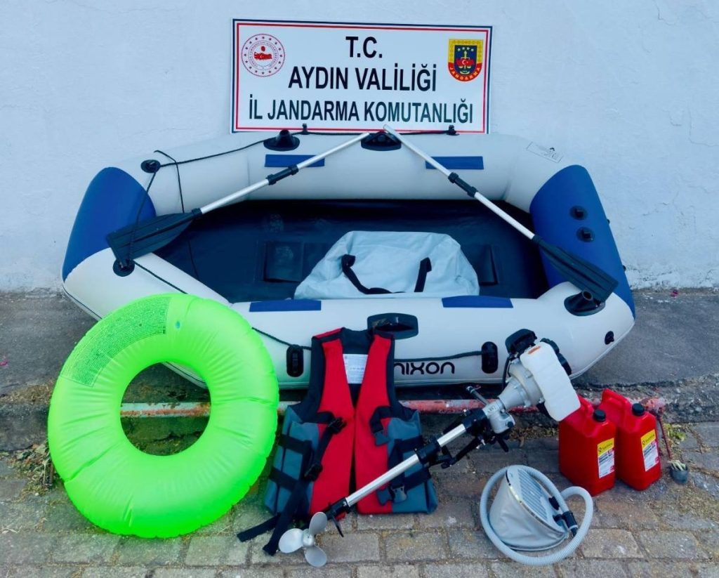 Kuşadası’nda Yunanistan’a Kaçmaya Çalışan Göçmen Botu Şişirirken Yakalandı