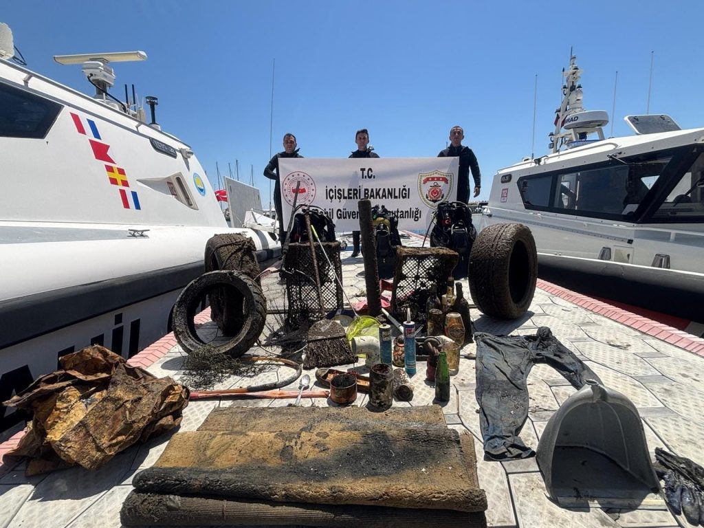 Küçükkuyu’da Dünya Çevre Günü’ne Özel Deniz Dibi Temizliği Yapıldı