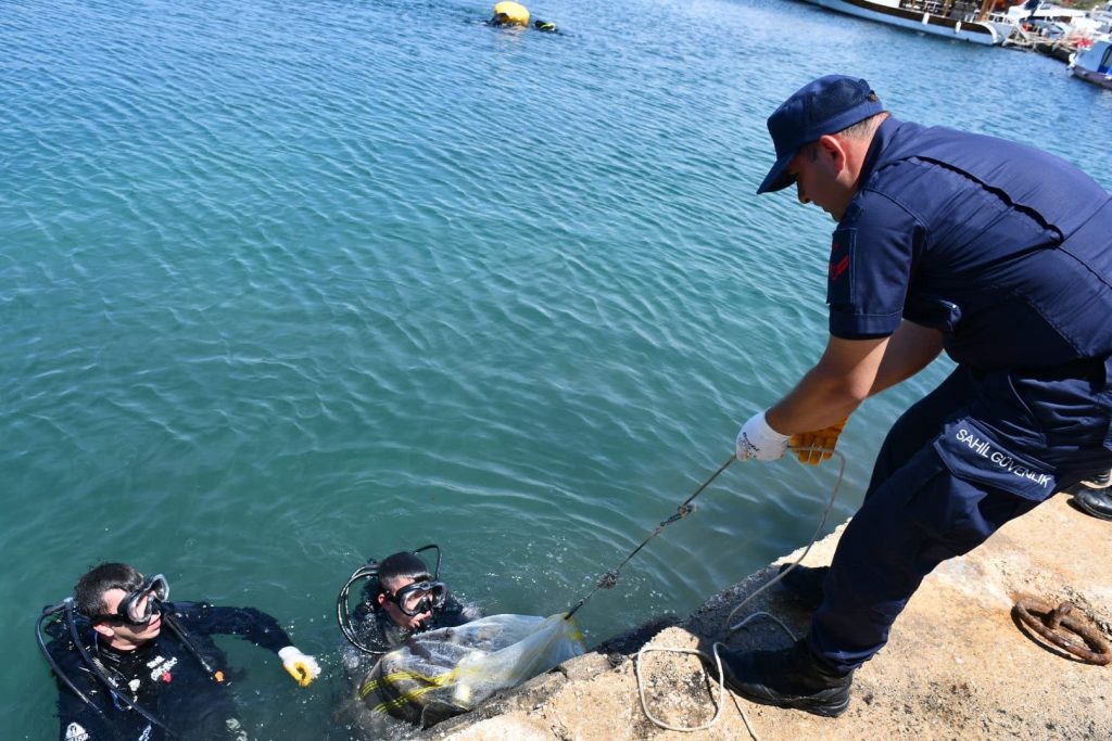 Bozcaada Limanı’nda Dünya Çevre Günü Kapsamında Deniz Dibi Temizliği Yapıldı