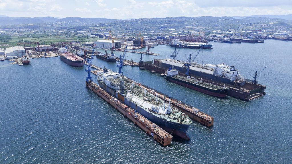 Beşiktaş Tersanesi Yeni 85.000 TLC Yüzer Havuzunda İlk Gemisini Ağırlıyor