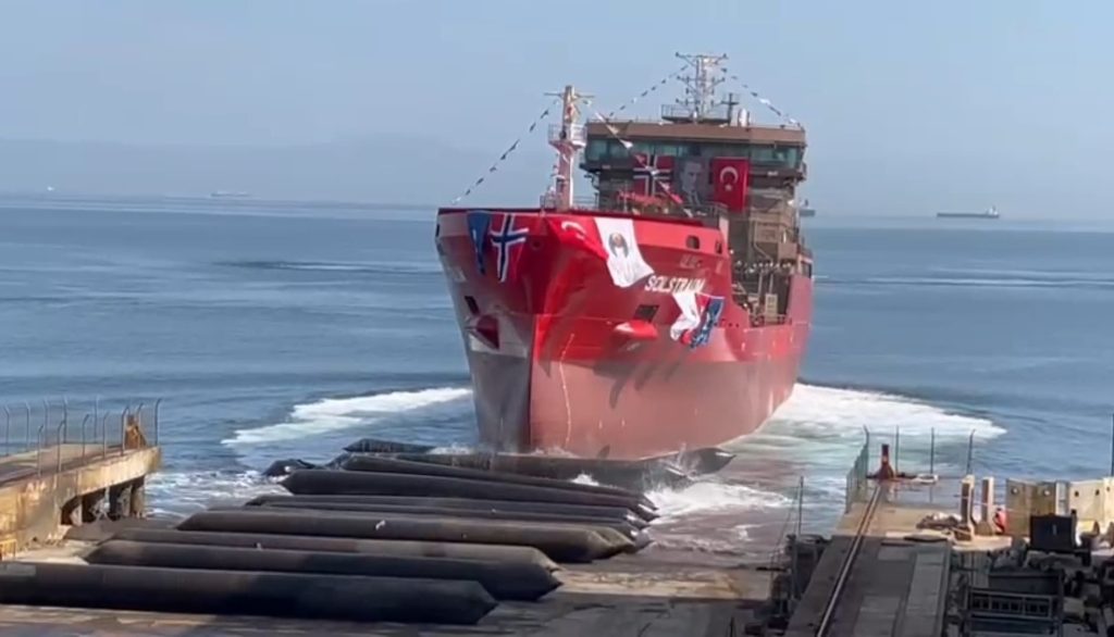 Türk Mühendislerin Geliştirdiği Çevreci Hibrit Kimyasal Tanker Solstraum Denize İndirildi