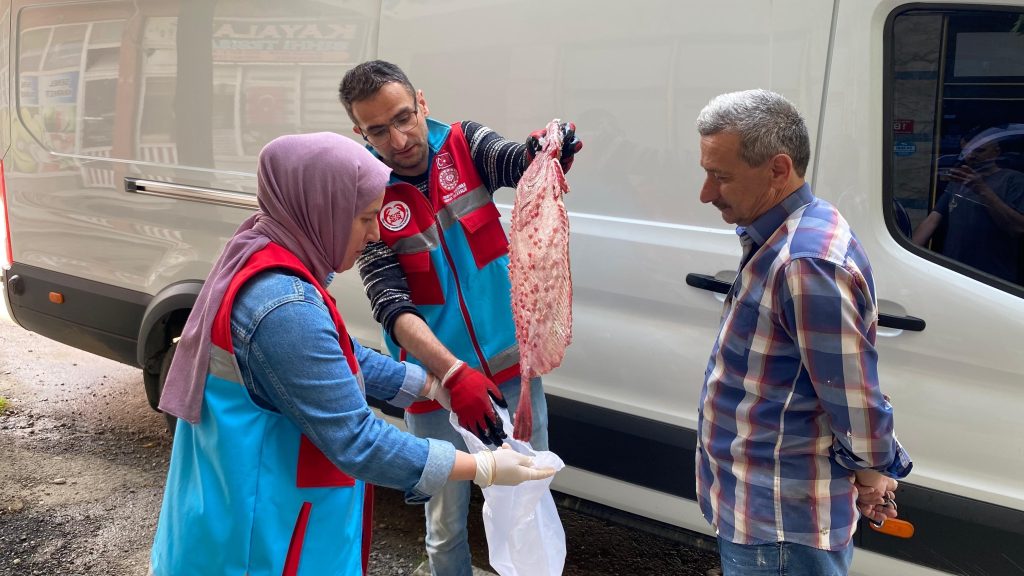 Türkeli’nde Kaçak Avlanan Kalkan Balıkları El Konuldu, Vatandaşa Dağıtıldı