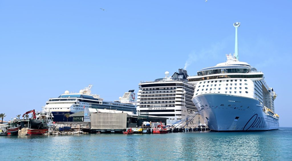 Kuşadası’na Aynı Anda 3 Kruvaziyer: 9.600 Turist Esnafın Yüzünü Güldürdü