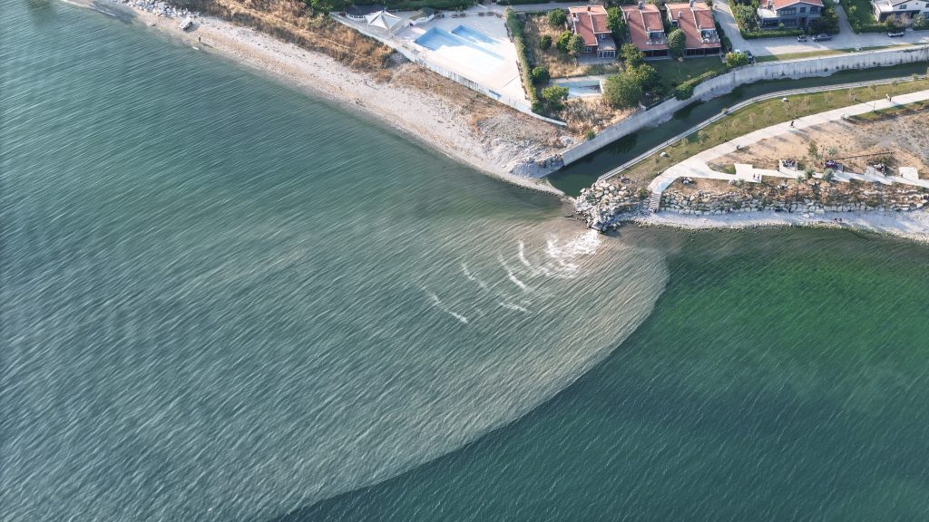 Beylikdüzü’nde Marmara Denizi Kahverengiye Döndü: Kanalizasyon Atığı Havadan Görüntülendi