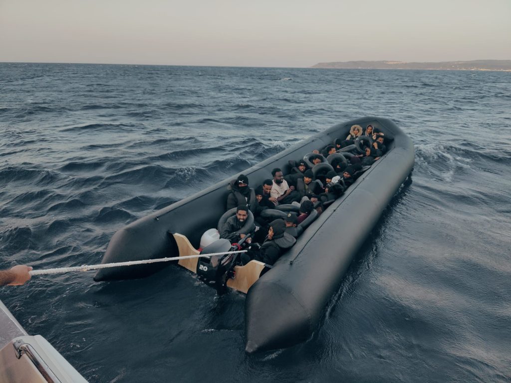 Çeşme Açıklarında Sürüklenen Lastik Bottaki 34 Düzensiz Göçmen Kurtarıldı