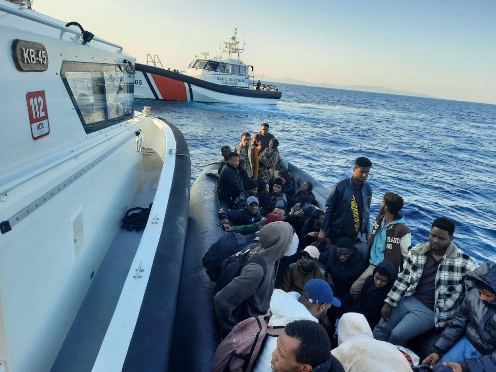 İzmir Açıklarında 54 Düzensiz Göçmen Kurtarıldı