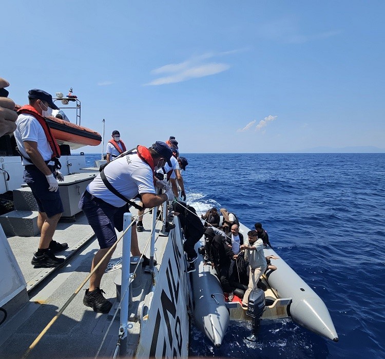 Kuşadası Açıklarında 18 Düzensiz Göçmen Kurtarıldı, 1 Göçmen Kaçakçısı Yakalandı