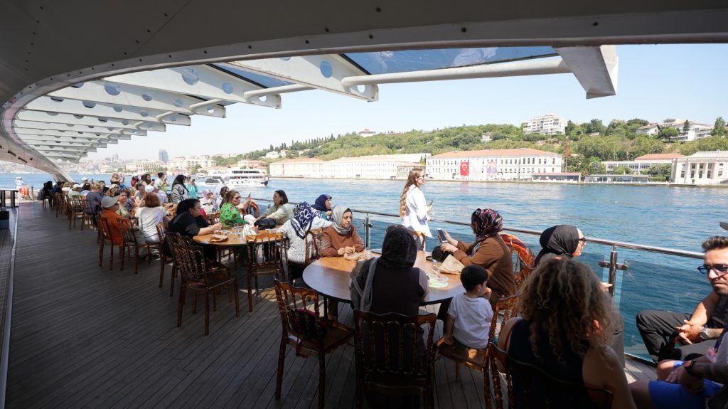 Maltepe Belediyesi’nden Boğazda Ücretsiz Gemi Turu: Vatandaşlar Yalıları ve Sarayları Keşfetti