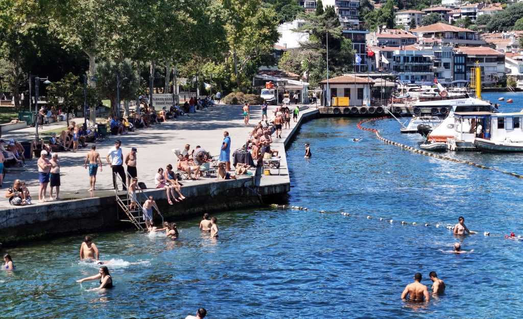 İstanbul 39 Dereceyi Gördü, Beşiktaş’ta Vatandaşlar Boğaz’a Girdi