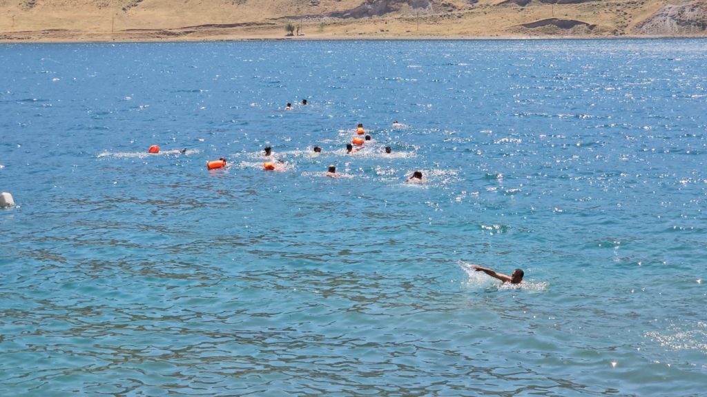 Van Gölü Aktivistleri, 1 Temmuz Denizcilik ve Kabotaj Bayramı’nı Tatvan İncekaya Koyunda 1 Kilometrelik Yüzme Etkinliğiyle Kutladı