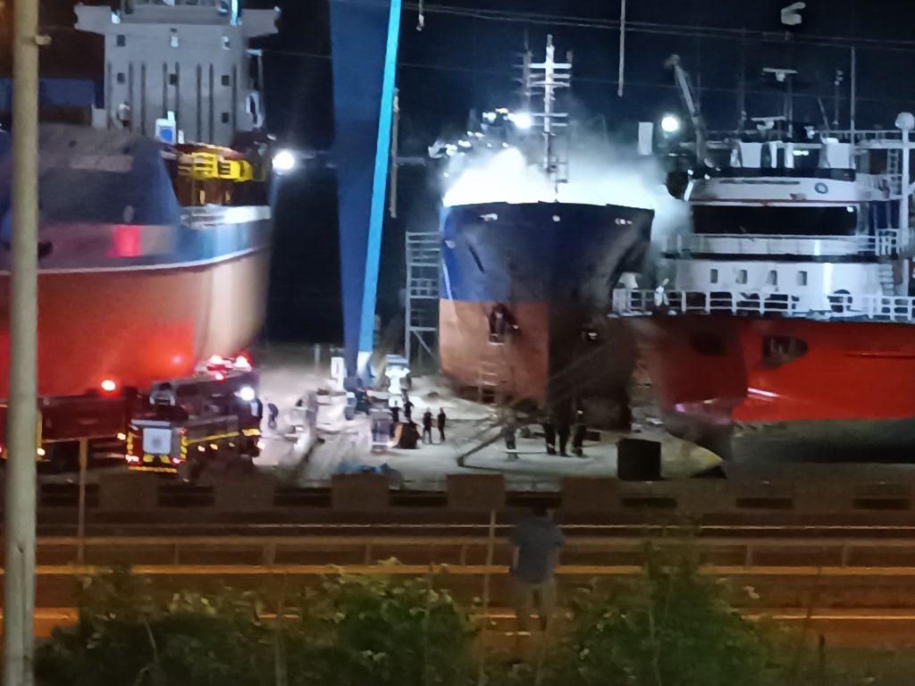 Ünye’de 75 Metrelik Kuru Yük Gemisinde Çıkan Yangın, İtfaiyenin Hızlı Müdahalesiyle Söndürüldü