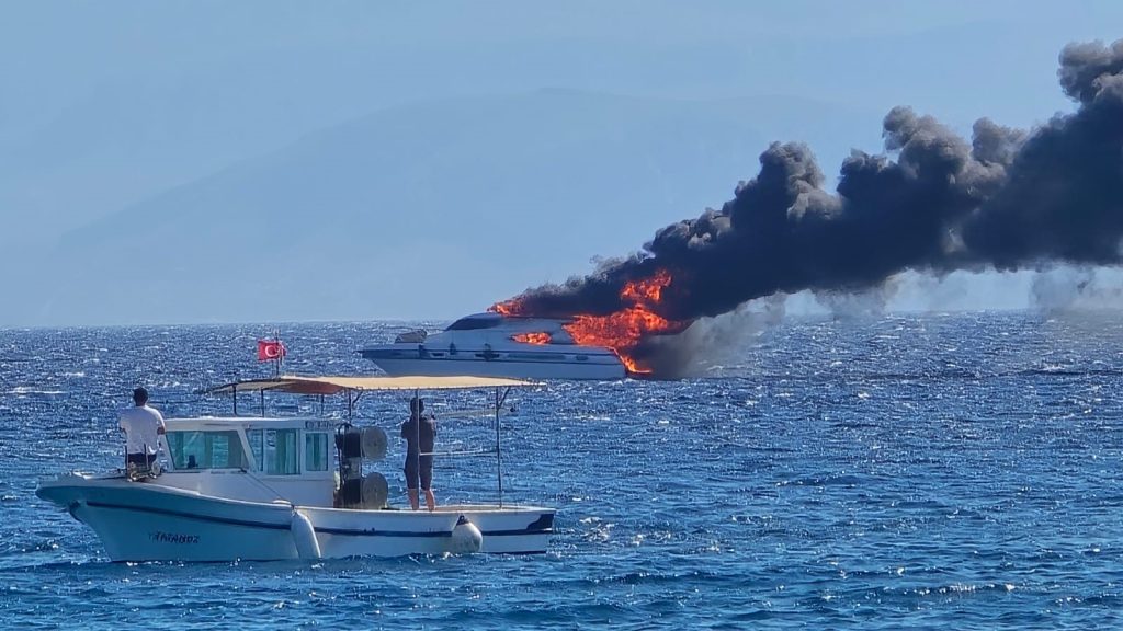 Çeşme Dalyan Marina’da Yangın: “Seanymph” İsimli Yat Alevlere Teslim Oldu
