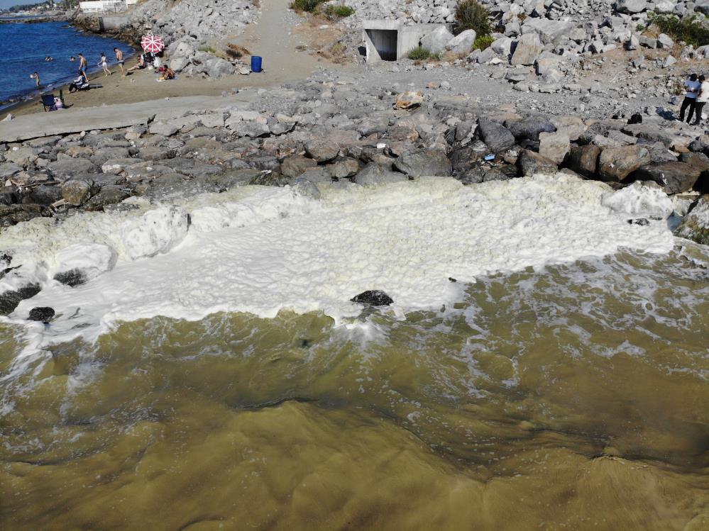 Akdeniz’de Gizemli Beyaz Tabaka Endişelendiriyor: Arsuz Sahilinde Olağan Dışı Görüntü