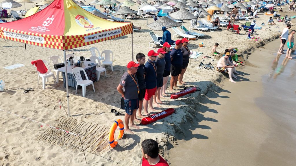 “KOSKEM cankurtaran ekibi Kocaeli sahillerinde boğulma tehlikesindeki vatandaşlara müdahale ediyor.”