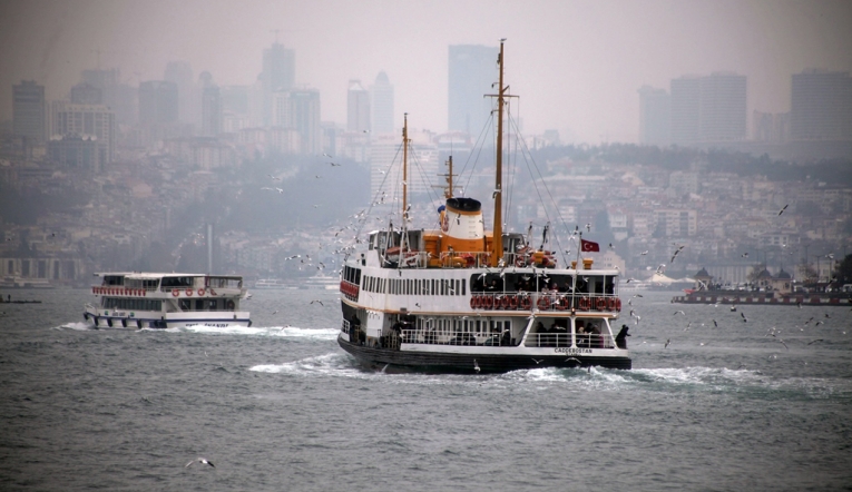 Şiddetli Poyraz Marmara Denizi’nde Ulaşımı Felç Etti: Seferler Peş Peşe İptal