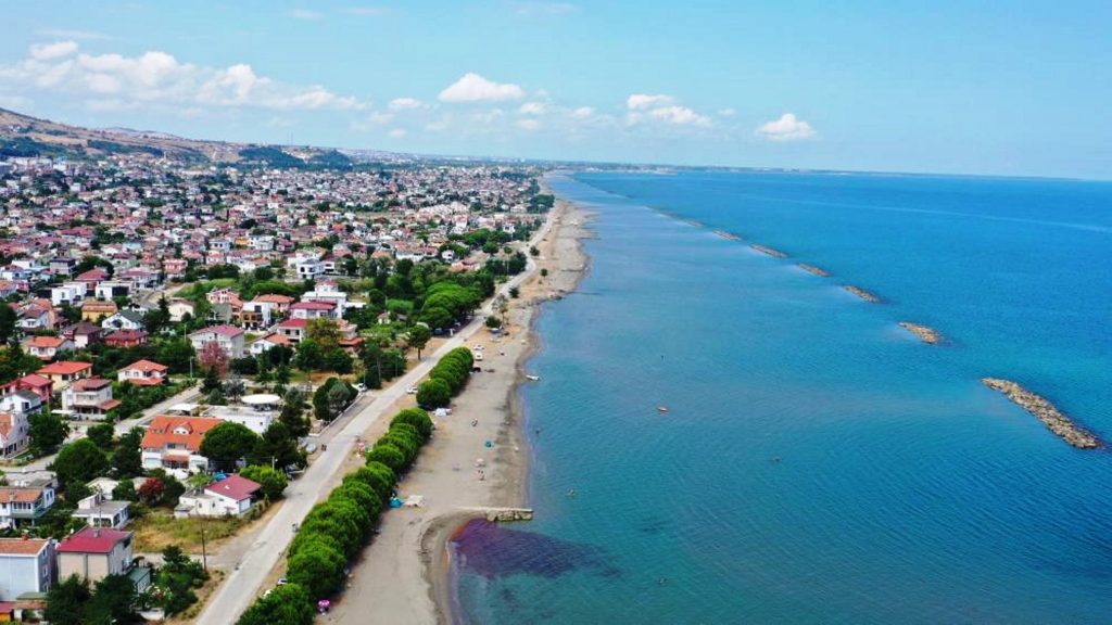 Atakum’da Kıyı Erozyonu Tartışması: İmar Planı Komisyona Sevk Edildi