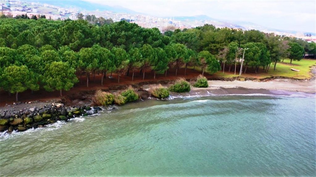 Atakum Belediyesi, kıyı erozyonuna neden olduğu iddia edilen balıkçı barınağıyla ilgili imar planını görüşmek üzere ortak komisyona sevk etti.