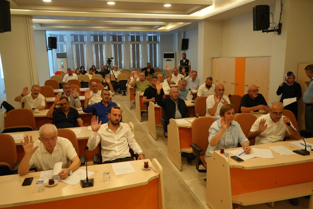 Atakum Belediyesi, kıyı erozyonuna neden olduğu iddia edilen balıkçı barınağıyla ilgili imar planını görüşmek üzere ortak komisyona sevk etti.