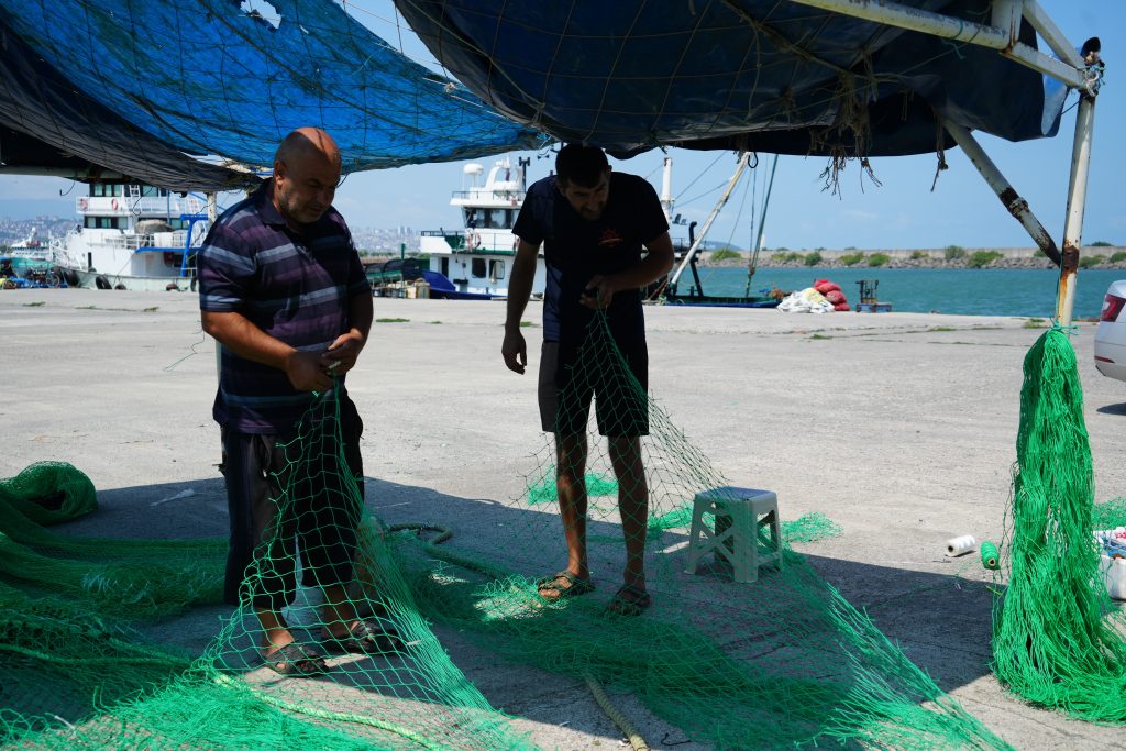 Karadenizli balıkçılar yeni sezon öncesi teknelerini ve ağlarını yeniliyor.