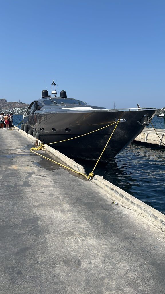 BODRUM'DA MİLYON DOLARLIK MOTORYATTA ÇIKAN YANGIN KORKUTTU (EREN AYHAN - HAMDİ YÖRÜR/MUĞLA-İHA)
Muğla'nın Bodrum ilçesi Yalıkavak koyunda demirli milyon dolarlık motoryatta çıkan yangın, ekiplerin zamanında müdahalesiyle büyümeden söndürüldü.