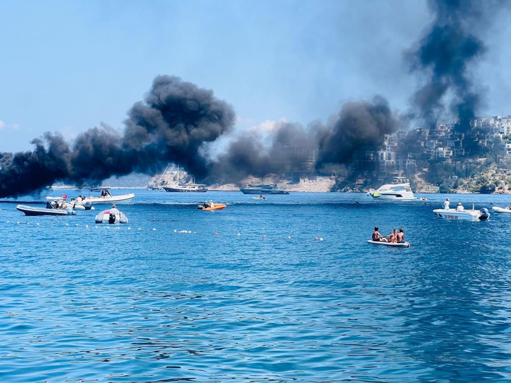 Bodrum’da İskelede Demirli Tekne Alev Alev Yandı