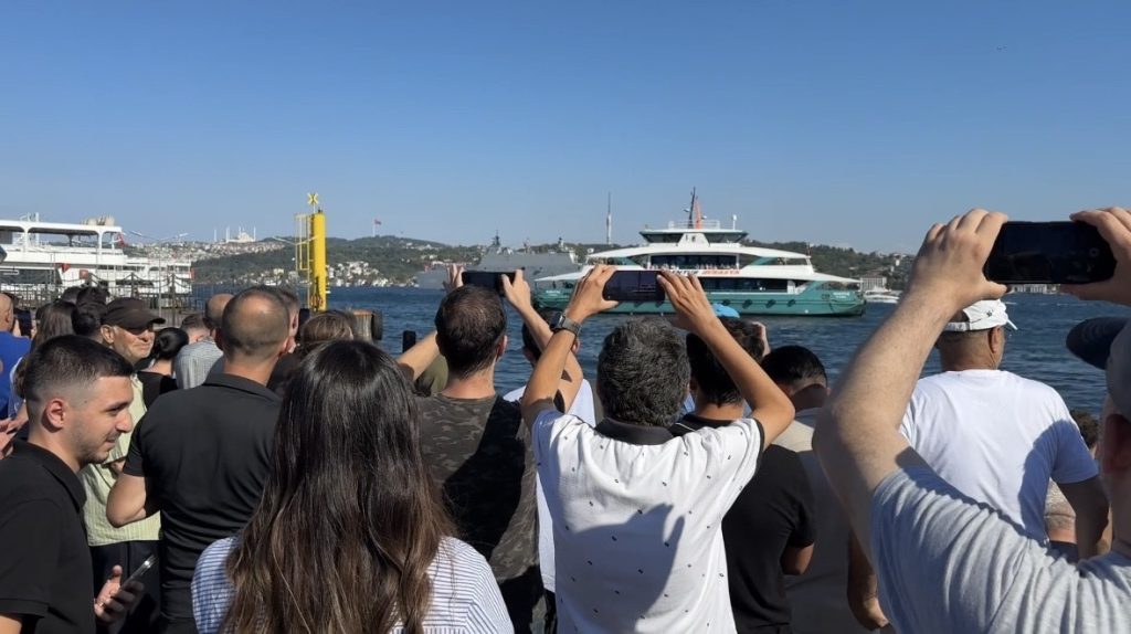 TCG Anadolu ve Savarona Yatı İstanbul Boğazı’nda Teknofest Mavi Vatan Geçiş Töreninde