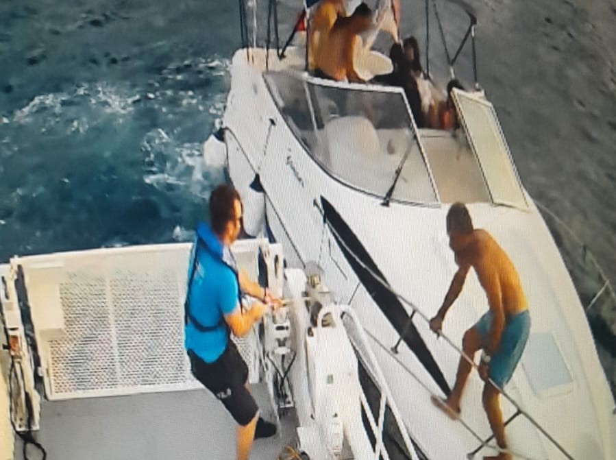 MUĞLA'NIN MARMARİS İLÇESİ AÇIKLARINDA BEDİR ADASI YAKINLARINDA SÜRÜKLENEN 8 METRELİK FİBER TEKNE VE İÇİNDEKİLER ŞEHİT POLİS MEMURU EMRULLAH BAKLAN KB-4803 KONTROL BOTU TARAFINDAN KURTARILARAK LİMANA GETİRİLDİ. (GÜLDEMET KIZIL/MUĞLA-İHA)
Muğla'nın Marmaris ilçesi Bedir Adası yakınlarında arızalanarak sürüklenen 8 metrelik fiber tekne ve içindekiler, polis botu ile kurtarıldı.