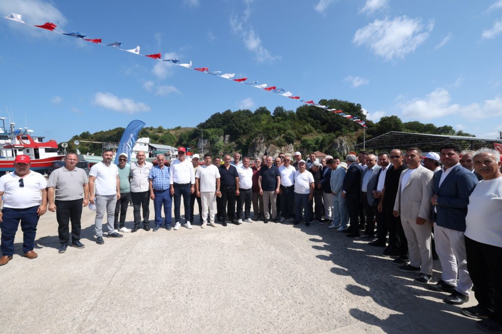Tahir Büyükakın, Bağırganlı Balık Festivali’nde balıkçılarla Karadeniz’e açıldı, dümene geçerek limana yanaştı.