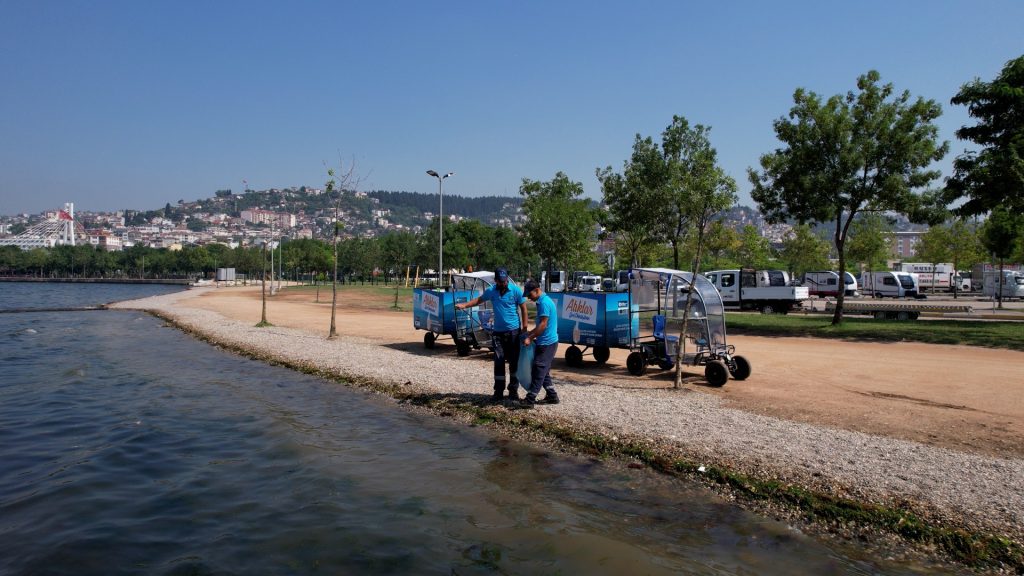 ocaeli Büyükşehir Belediyesi ekipleri, sahillerde temizlik çalışması yaparken pırıl pırıl plaj manzarası.