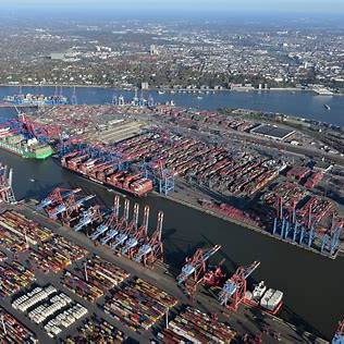 Hamburg Limanı Yakınında Depo Yangını: Patlamalar ve Yoğun Duman Paniğe Neden Oldu