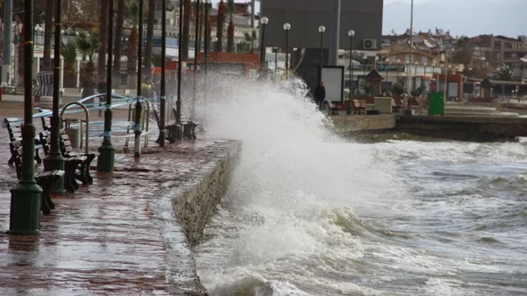 Sakarya ve Batı Karadeniz’de Fırtına Alarmı: Denize Giriş Yasaklandı