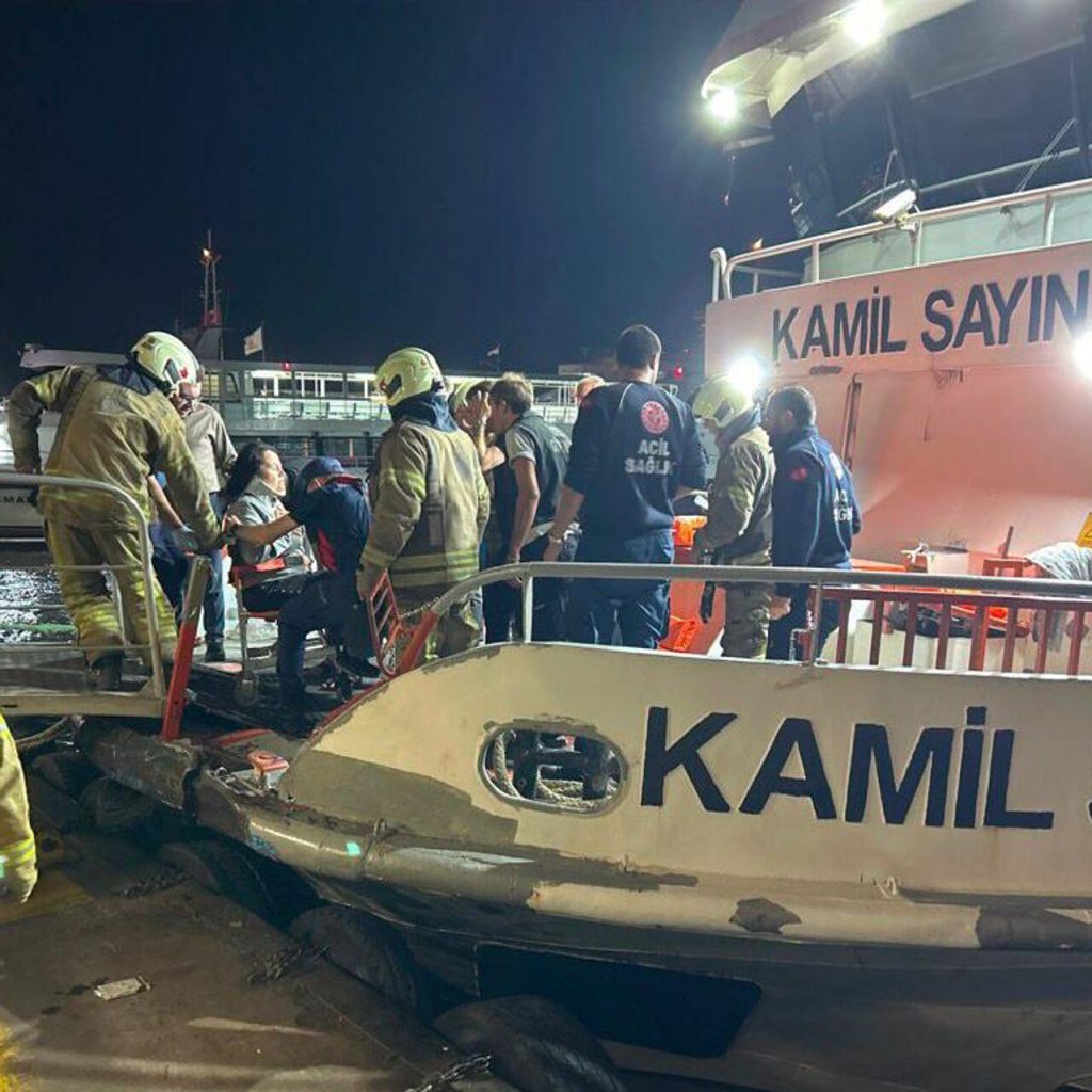 Üsküdar Açıklarında Vapur ile Yük Gemisi Çarpıştı: 8 Yolcu Yaralandı