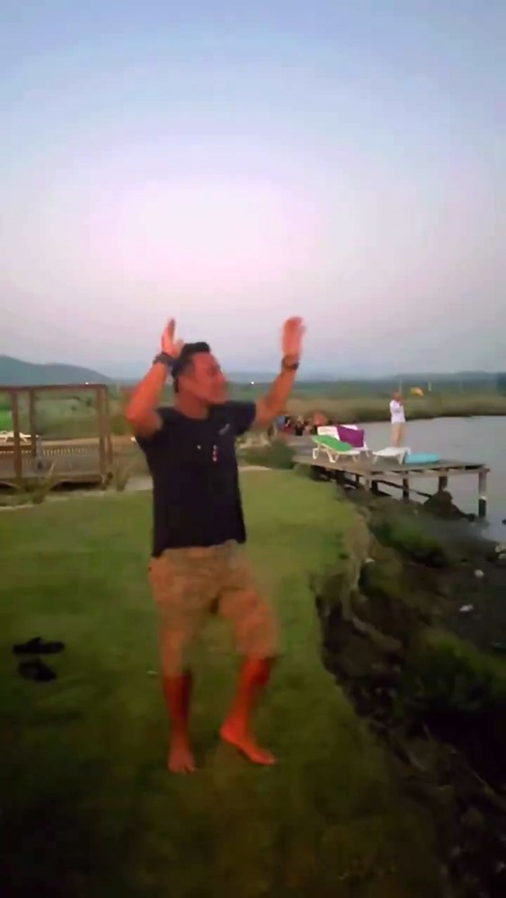 Mustafa Sandal Akyaka’da Hayranlarıyla “Gidenler”i Söyledi