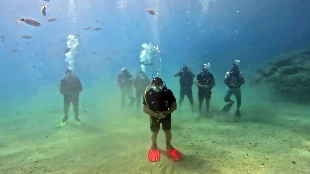 Fethiye’de Dalgıçların Su Altında Namaz Kılması: Bir Farkındalık Projesi