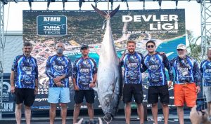 İzmir’de 185 Kiloluk Dev Orkinos İçin 2,5 Saatlik Nefes Kesen Mücadele