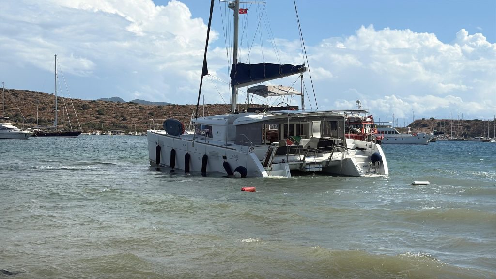 Bodrum’da Rüzgârın Etkisiyle Katamaran Karaya Oturdu