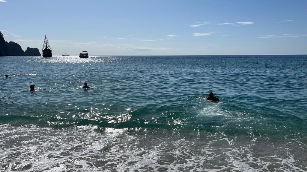 Kasım Ayında Yaz Keyfi: Alanya’da Hava 20 Derece, Kleopatra Plajı Doldu