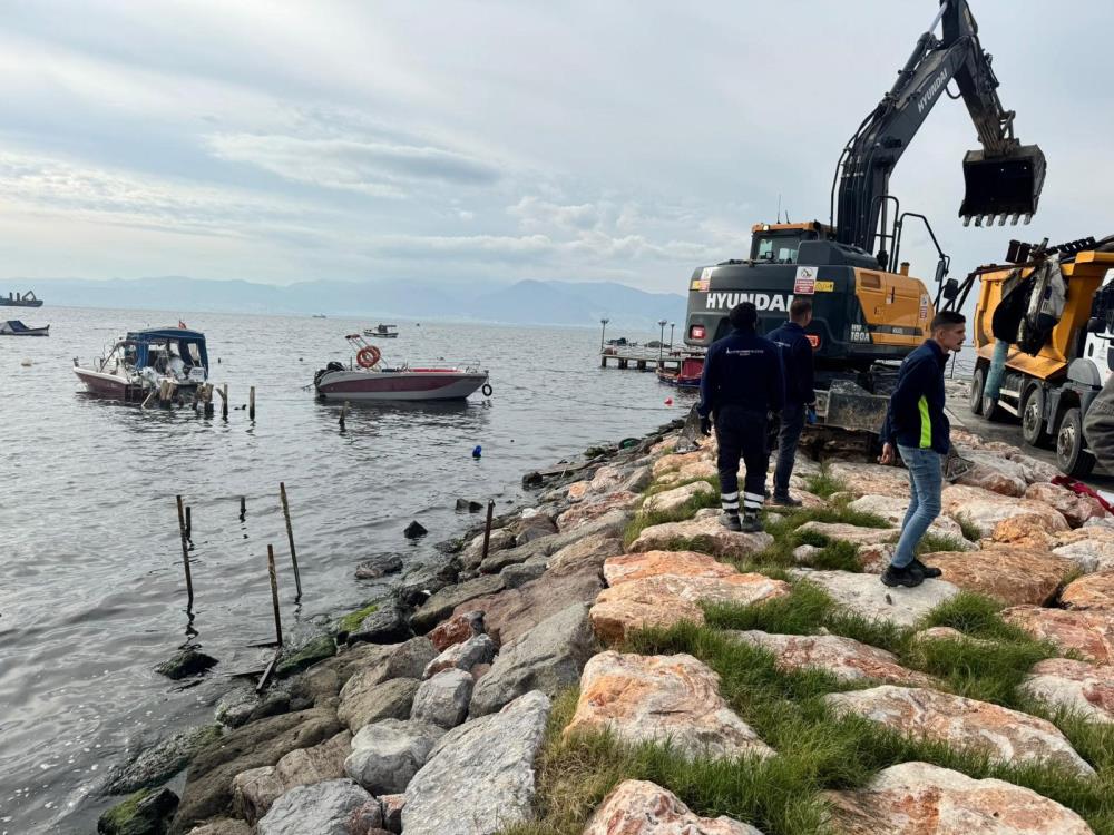 Karşıyaka Sahilinde Kaçak İskele Yıkımları Başladı