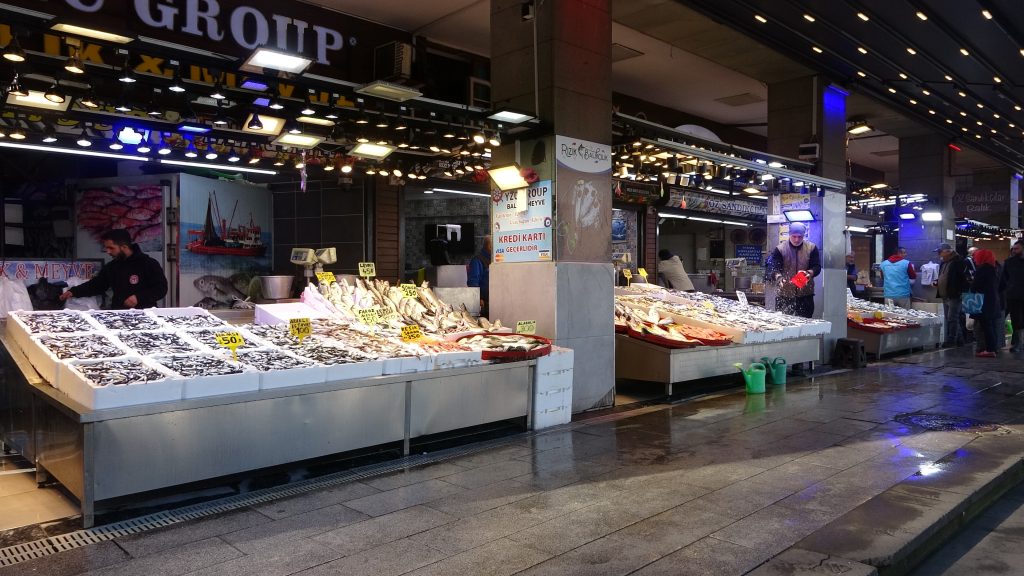 KARADENİZ’DE SON 35 YILIN EN BEREKETLİ HAMSI SEZONU YAŞANIYOR