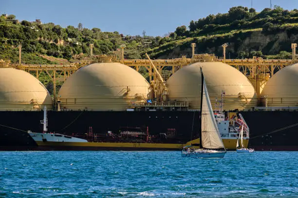 Avrupa’da LNG Arzı Dengeleniyor: FSRU Demobilizasyonu Başladı | Enerji ve Denizcilik Analizi