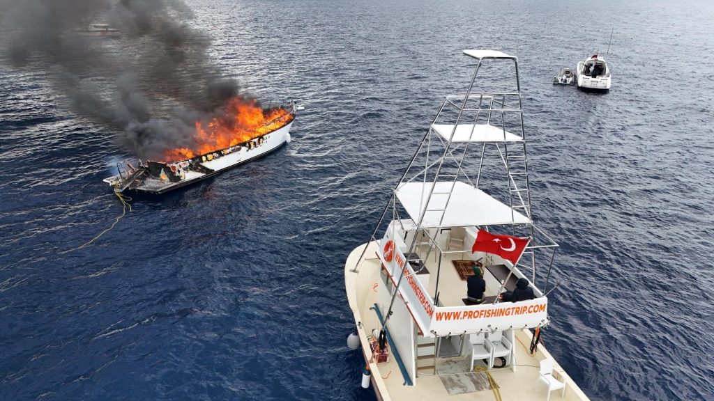 Kaş Kalkan Açıklarında Lüks Teknede Yangın: Kaptan Son Anda Kurtarıldı
