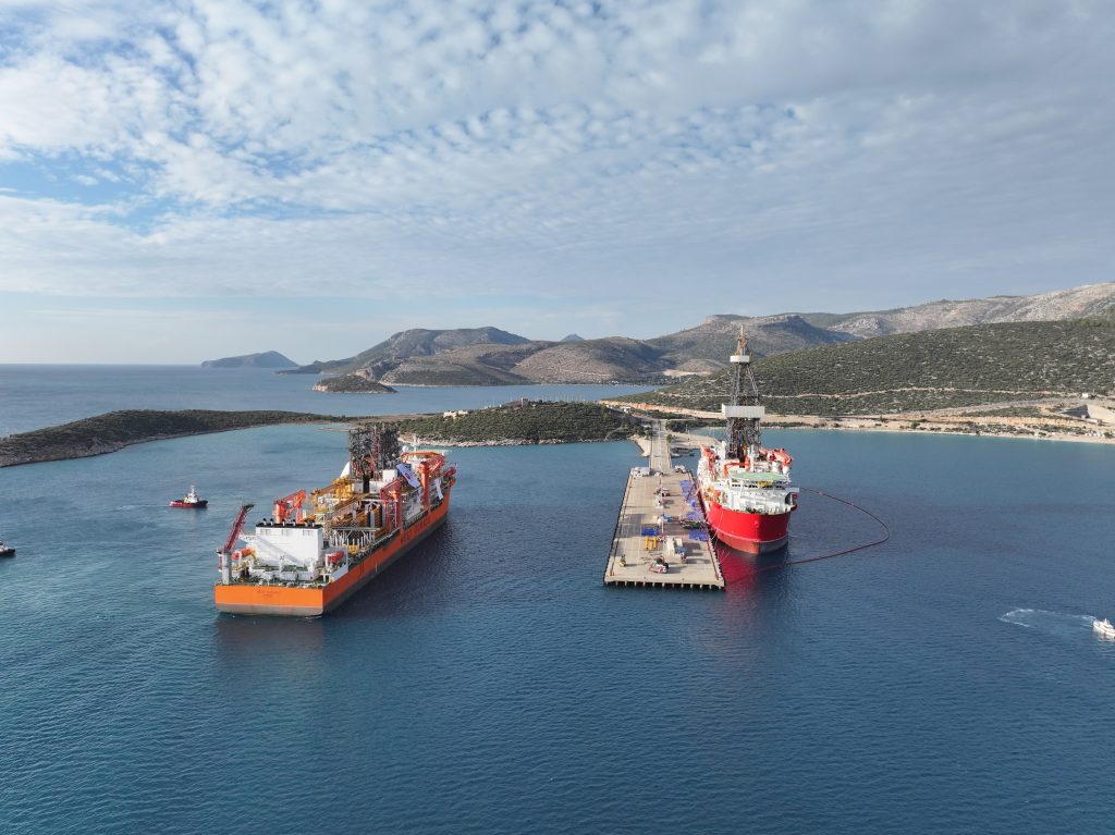 Türkiye’nin 6’ncı Sondaj Gemisi ‘West Dorado’ Taşucu Limanı’na Yanaştı