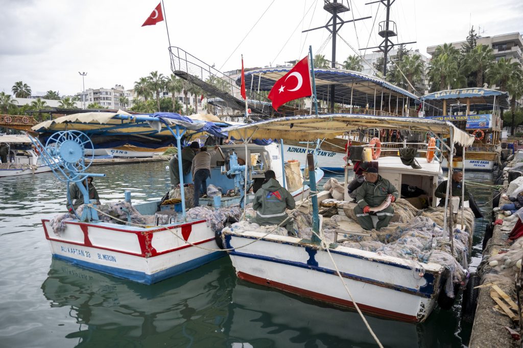 Mersin Büyükşehir’den Küçük Ölçekli Balıkçılara Güçlü Destek: 772 Balıkçıya Ekipman Sağlandı