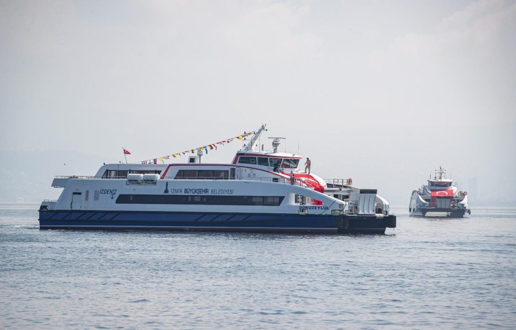 İzmir’de Yılbaşı Gecesi Ulaşım Düzenlemesi: Metro, Tramvay ve İZBAN Sabaha Kadar Çalışacak
