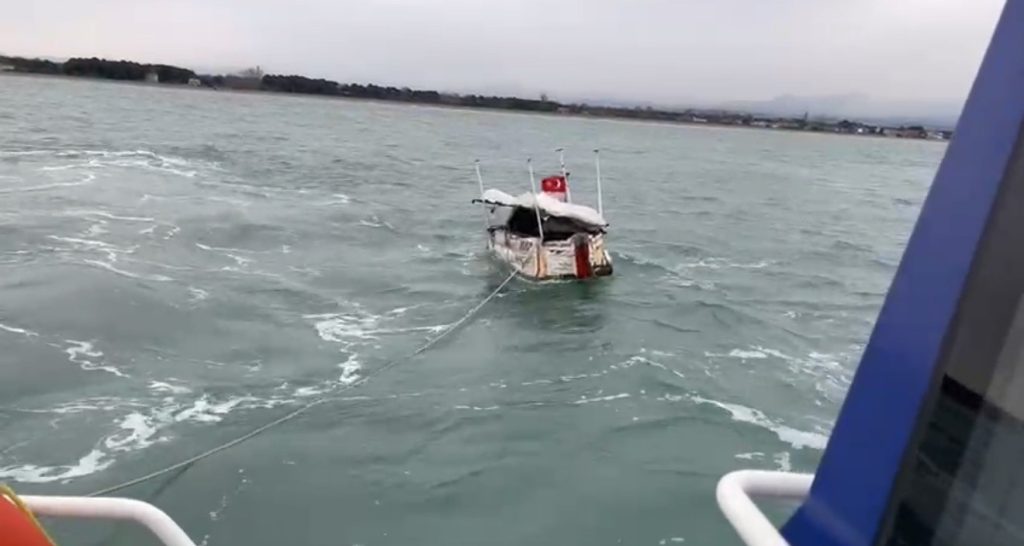 Samsun Açıklarında Sahipsiz Tekne Sürüklenirken Bulundu, Polis Müdahale Etti